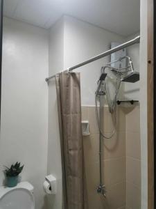 马尼拉2BR SMDC Bloom Residences Near NAIA Wi-fi +Netflix的带淋浴和浴帘的浴室