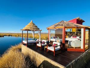 普诺Titicaca Ecolodge Perú的水面上甲板上的凉亭