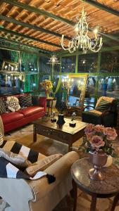 沙帕达-杜斯吉马朗伊斯Pousada Vilagio Chapada的带沙发和桌子的客厅以及吊灯。