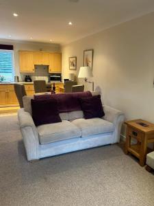 查茅斯Fernhill Retreat的一间带白色沙发的客厅和一间厨房