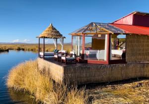 普诺Titicaca Ecolodge Perú的湖畔凉亭