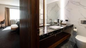 奥克兰Horizon by SkyCity的一间带水槽和卫生间的浴室