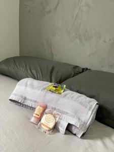 隆德里纳SOLAR DI LUCCA Lindo Apartamento com piscina的床上的一大堆毛巾和其他物品