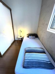 隆德里纳SOLAR DI LUCCA Lindo Apartamento com piscina的一个小房间的一个床位,设有窗户