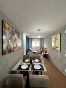 隆德里纳SOLAR DI LUCCA Lindo Apartamento com piscina的一间带桌椅的用餐室和一间客厅