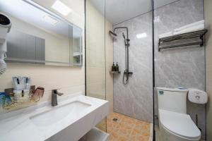 广州广州雅舍国际公寓(琶州会展中心店)的浴室配有卫生间、盥洗盆和淋浴。