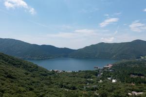 箱根Hakone Ashinoko Bikeikan 箱根芦ノ湖 美景館的享有山脉的湖景