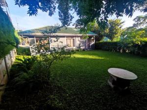 蒙泰韦尔德哥斯达黎加HeCo House的一个带长凳和房子的院子