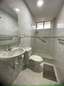 CisnerosCasa Verbena的一间带卫生间和水槽的浴室