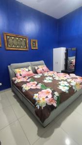 而连突Nurkasih Homestay Jerantut的一间卧室,床上放着鲜花