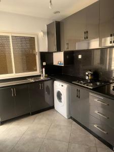 乌季达EVO résidence的厨房配有洗衣机和洗衣机。
