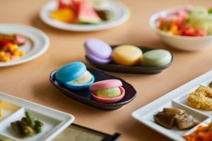 金泽金泽彩庭酒店的一张桌子,上面有各种食物的盘子