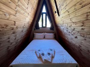 帕弗兰尼Pavliani4rest - Luxury Cabins的一个小房间的一个床位,设有窗户