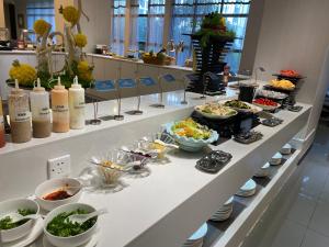 广州广州生物岛高新木莲庄酒店的自助餐,包括碗和盘子