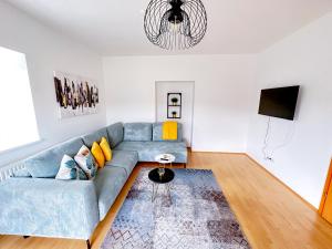 巴特格莱兴贝格Idyllische Wohnung mit Garten!的客厅配有蓝色的沙发和地毯。