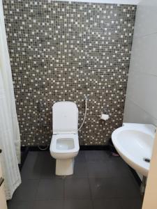 阿格拉Hotel Ranjeet的浴室配有白色卫生间和盥洗盆。