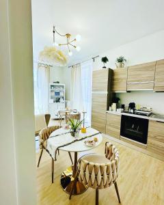 OrsognaNontiscordardime的厨房以及带桌椅的起居室。