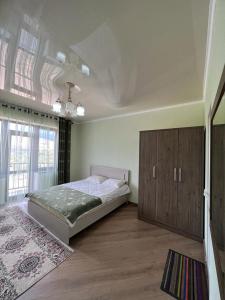 博斯特里Гостевой дом RAZAM的一间卧室设有一张床和一个大窗户
