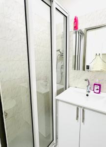 海法КВАРТИРА С ДВОРИКОМ!的带淋浴和盥洗盆的白色浴室
