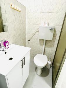 海法КВАРТИРА С ДВОРИКОМ!的白色的浴室设有卫生间和水槽。