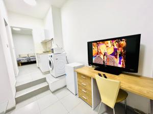 海法КВАРТИРА С ДВОРИКОМ!的客厅的墙上配有平面电视。