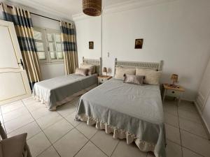 马赫迪耶Hotel Dar Al Madina的一间卧室,配有两张床
