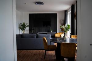 杜伊斯堡JUNIK Apartments im Stadtzentrum的客厅配有沙发和桌子