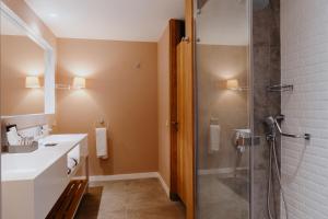 凯麦尔Akra Kemer - Ultra All Inclusive的带淋浴和盥洗盆的浴室