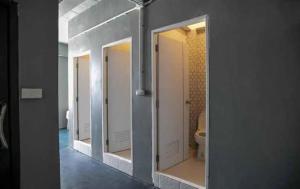 曼谷OYO 75440 Nara Hostel的浴室里一排镜子,带厕所