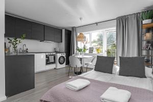 雷克雅未克Venture Vacation - Cozy and Central Apartment的一间带大床的卧室和一间厨房