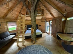 滨湖席弗灵EuroParcs Wörthersee的小木屋,配有床和树