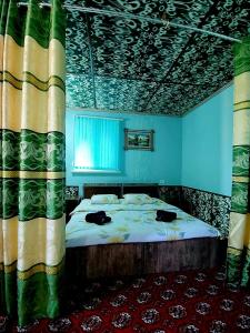 希瓦B&B, Khiva ,, Abdullah " in ichan Kala的一间设有床铺的卧室,位于一间拥有蓝色墙壁的房间