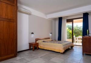 兰佩杜萨Moresco Resort的一间卧室设有一张床和一个大窗户