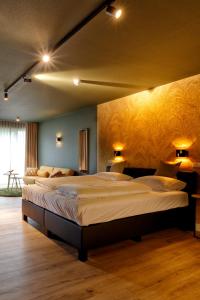 亨厄洛Wapen van Hengelo Residence Suites - digital key by email的两张床位于带两盏挂在墙上的灯的房间