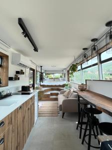 米纳Leobus-לאו באס的房屋内的开放式厨房和客厅