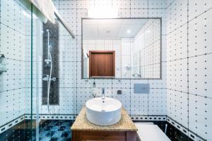 弗罗茨瓦夫皮亚斯特弗罗茨瓦夫中枢酒店的一间带水槽和镜子的浴室
