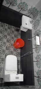 ChegātWhite Rose的浴室设有白色卫生间和红色凳子。