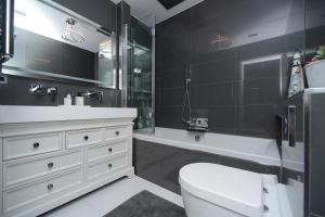 FalmerBrighton Seaside Retreat的浴室配有白色卫生间和盥洗盆。