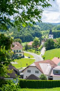 Zgornja Kungota维拉驰科旅馆的山丘上的小村庄,有教堂