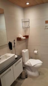 列维列维戈尔德贝斯特韦斯特公寓的浴室配有白色卫生间和盥洗盆。