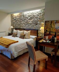 特拉马卡斯蒂拉·德·滕Abadia del Pirineo的一间卧室配有一张床、一张桌子和一张书桌