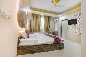 GoaFabExpress Laxmi Empire, Siolim的酒店客房,配有床和电视