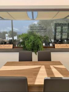 多尔加利Agriturismo La Croisette的餐桌、椅子和大窗户