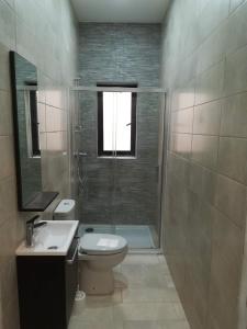 彭布罗克Large 3 Bedroom Apartment的带淋浴、卫生间和盥洗盆的浴室