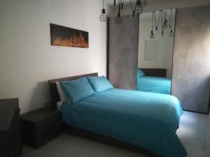 彭布罗克Large 3 Bedroom Apartment的一间卧室配有两张蓝色的床和镜子