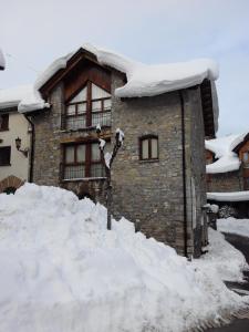 特拉马卡斯蒂拉·德·滕Abadia del Pirineo的前面有一堆积雪的房子