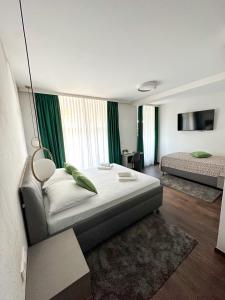 萨格勒布利迪雅旅馆的一间卧室设有一张大床和一个大窗户