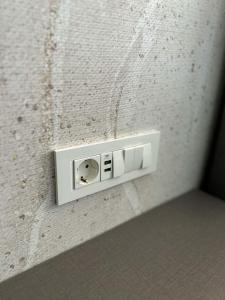 萨格勒布利迪雅旅馆的白色墙壁上的白色电源插座