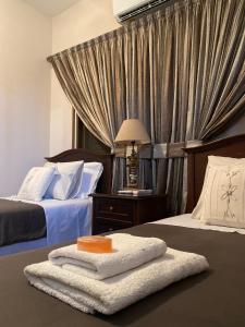 AlaminosOikos Selinolithos的酒店客房,配有两张带毛巾的床