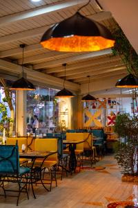 萨兰达布干维里湾酒店的餐厅设有桌椅和大型灯具